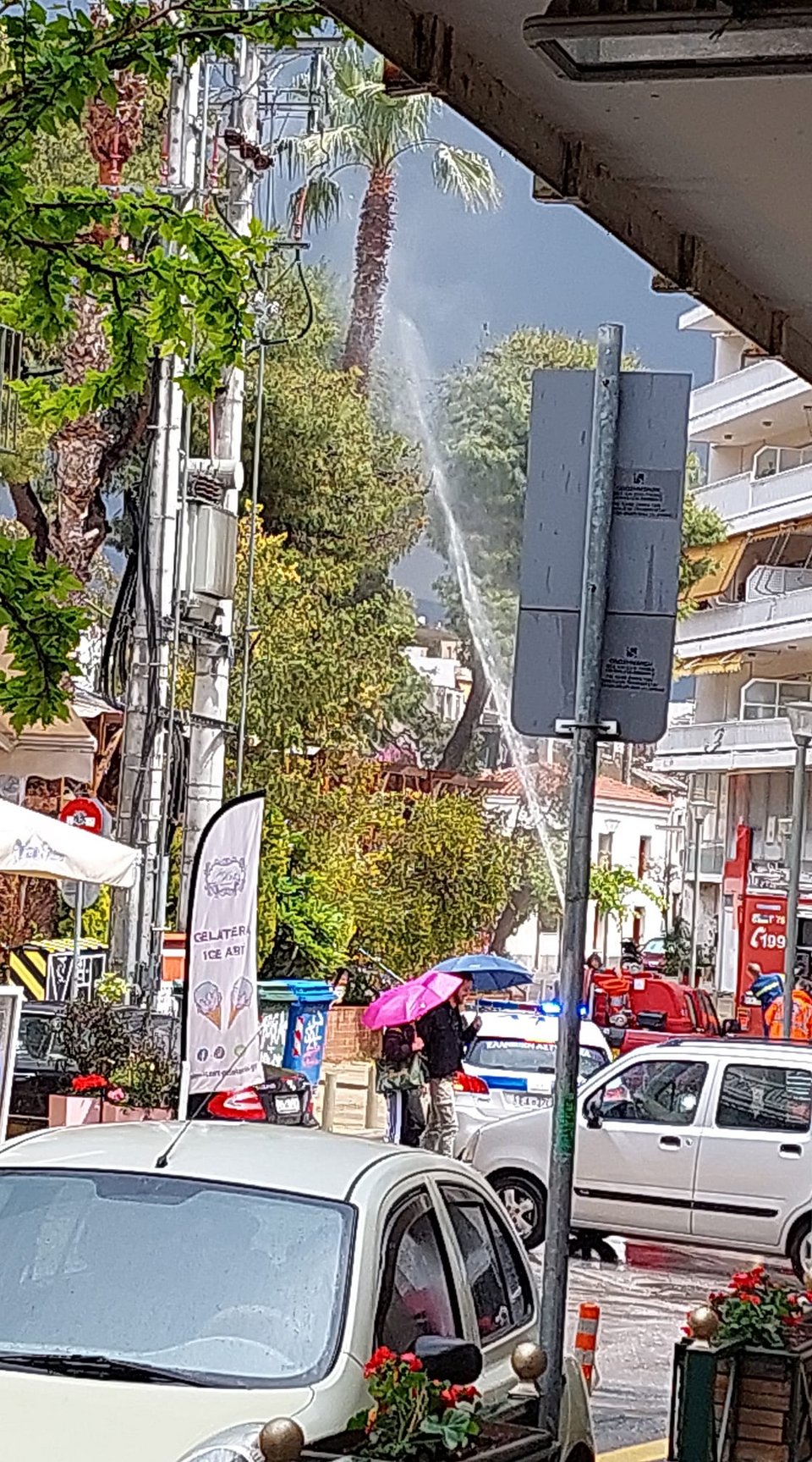 Πυροσβέστες σβήνουν τη φωτιά στο Μαρούσι / Forecast Weather Greece