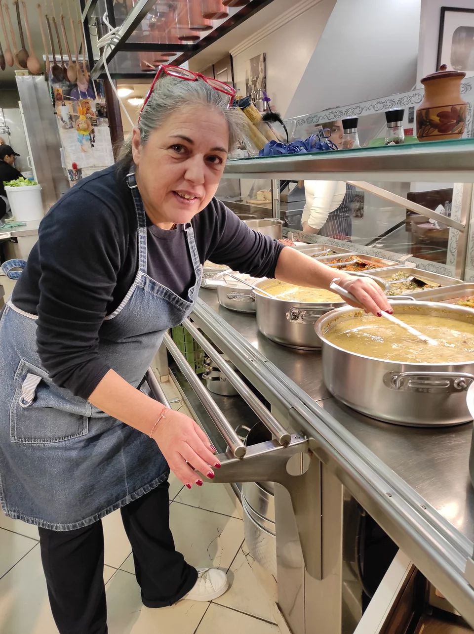 Εδώ και 22 χρόνια η Ράνια γεμίζει τις κατσαρόλες των πελατών με μαγειρίτσα το Μεγάλο Σάββατο