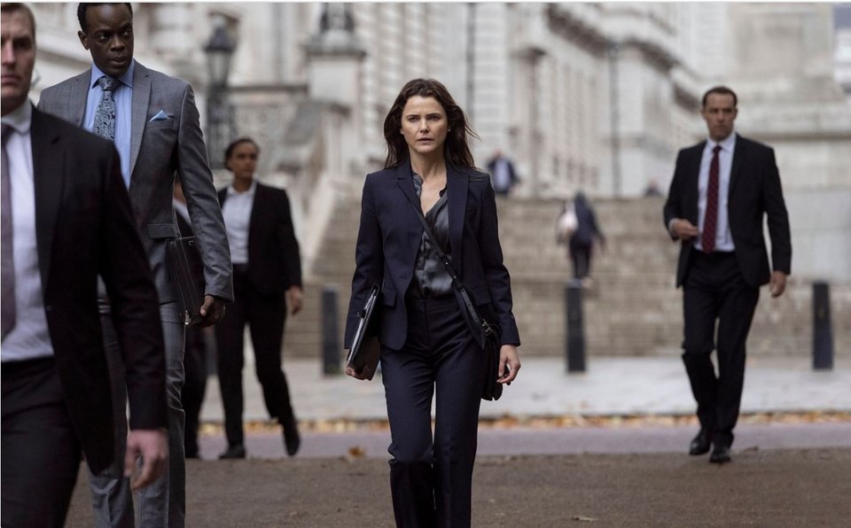 H Kέρι Ράσελ ως Κάθριν Γουάιλερ, πρέσβειρα των ΗΠΑ στο Λονδίνο