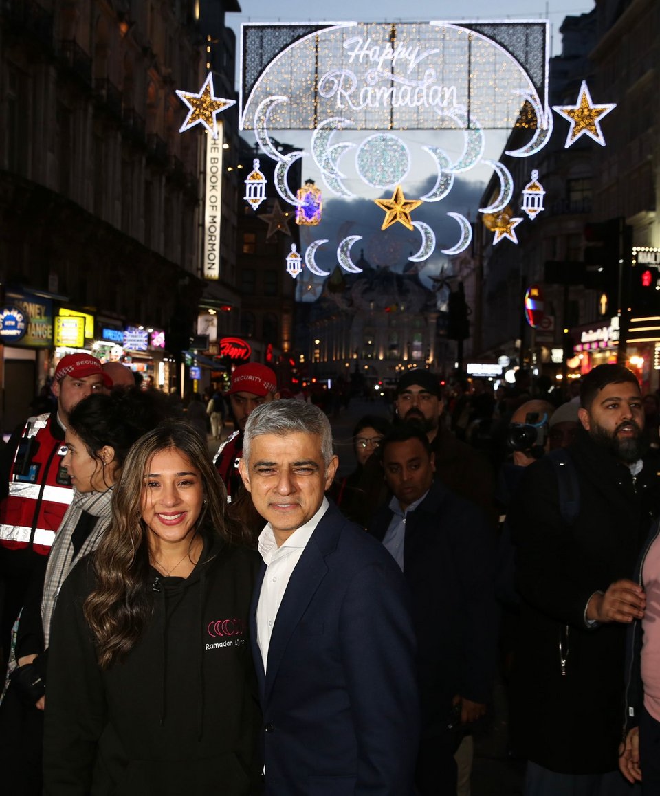 Toν Μάρτιο 2023 στο Λονδίνο, για πρώτη φορά μουσουλμανικός στολισμός για το Ραμαζάνι από τον Δήμαρχο Σαντίκ Καν, ο οποίος είναι ένας από τους 1,3 εκατομμύρια μουσουλμάνους στην πόλη που γιορτάζουν το Ραμαζάνι 