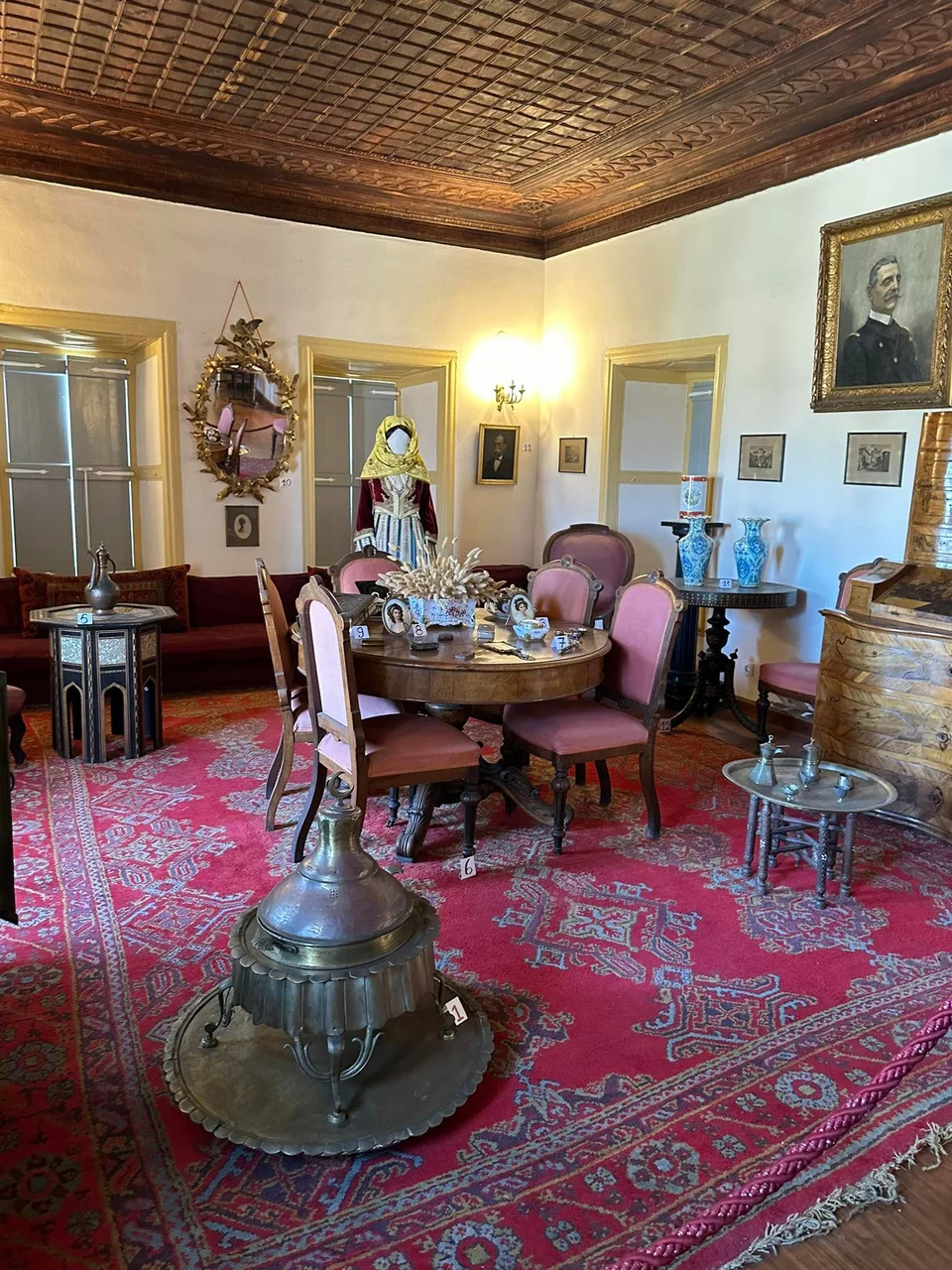 H μεγάλη σάλα στο σπίτι της Μπουμπουλίνας./Φωτογραφία iefimerida