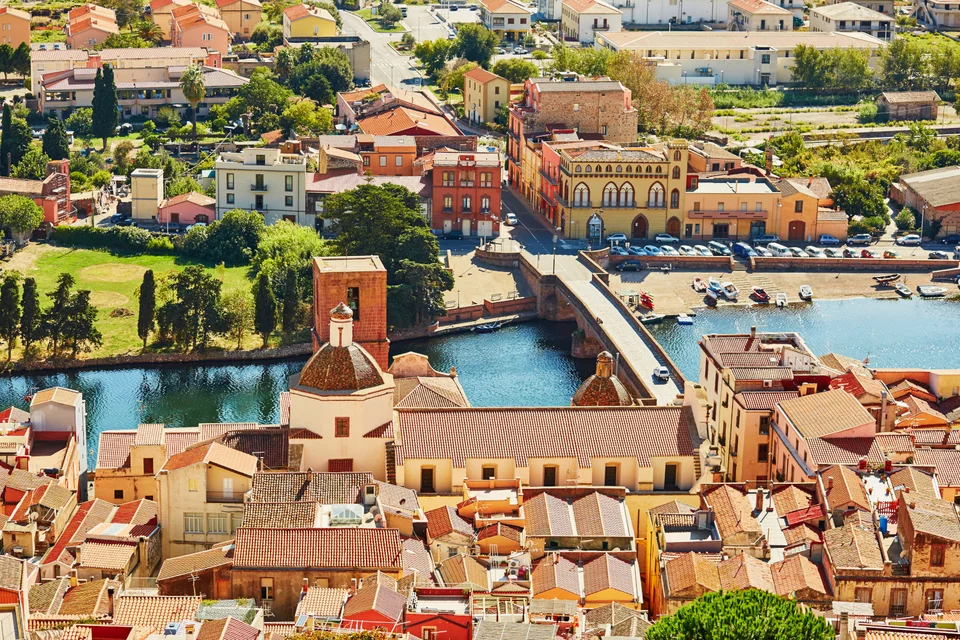Vedere aeriană a caselor colorate din satul Bosa, Sardinia, Italia 