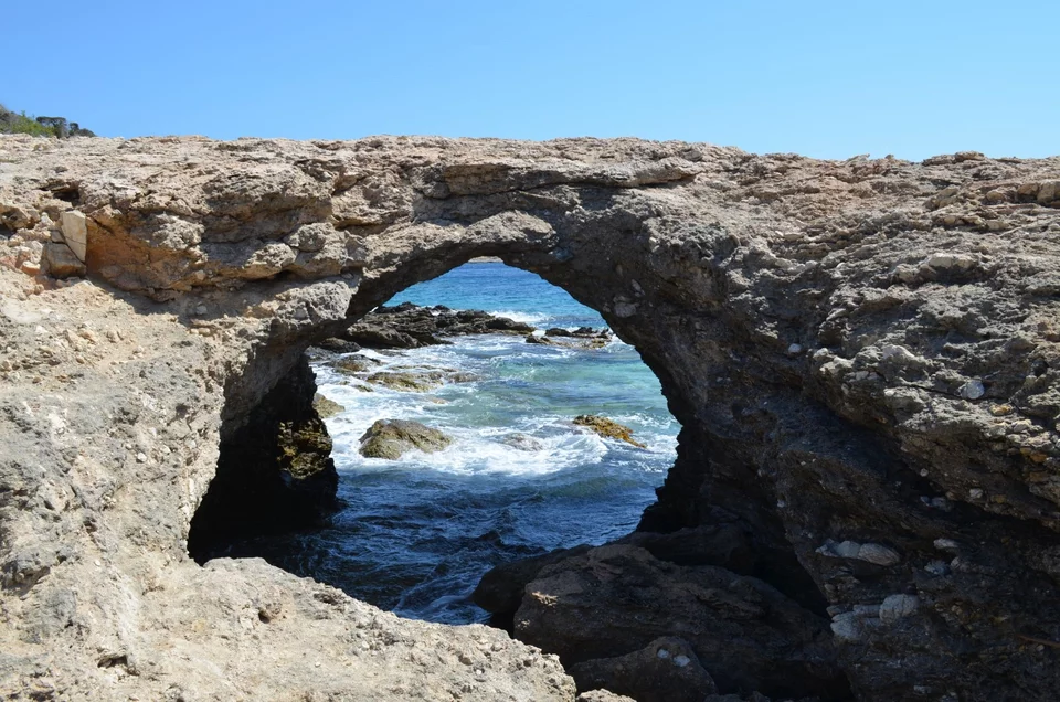 Μοναδικές εμπειρίες χαρίζουν οι σπηλιές στη θάλασσα στη Δονούσα 