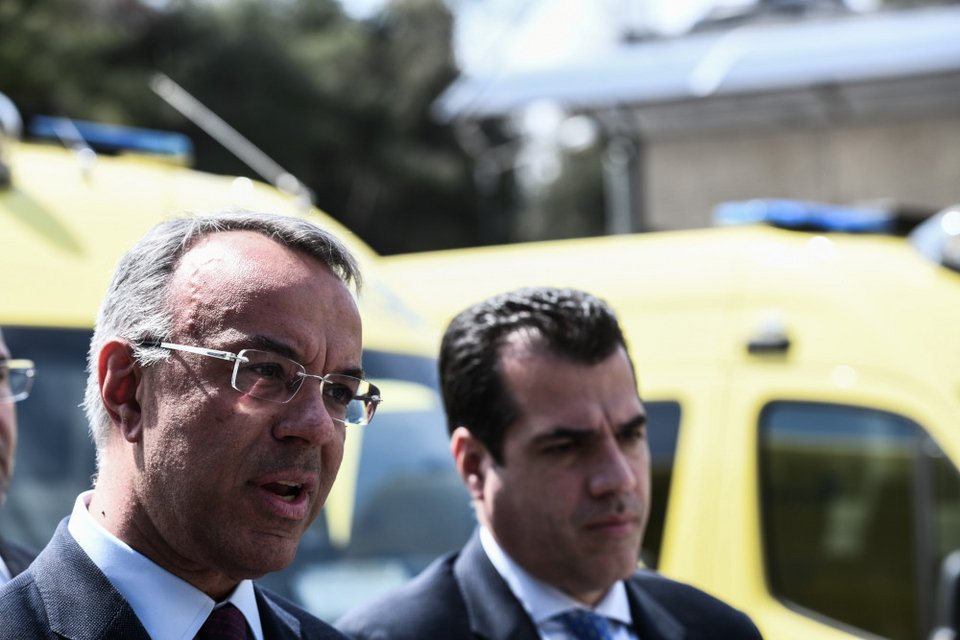 Χρήστος Σταϊκούρας και Θανάσης Πλεύρης κατά την τελετή παράδοσης ασθενοφόρων για το ΕΚΑΒ από τον ειδικό λογαριασμό για τον Covid-19/ Φωτογραφία: EUROKINISSI