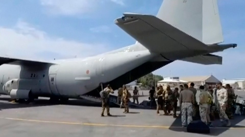 Αεροσκάφος απομακρύνει Ευρωπαίους από το Σουδάν