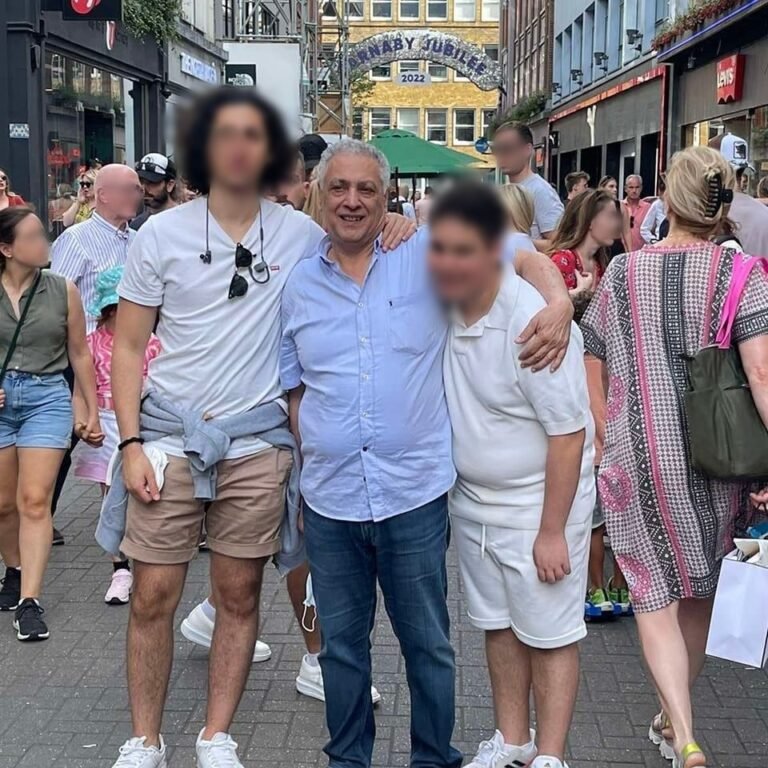 Στη μέση ο Μάκης Ουανής, που επέστρεψε σώος από το Σουδάν / ERTNEWS