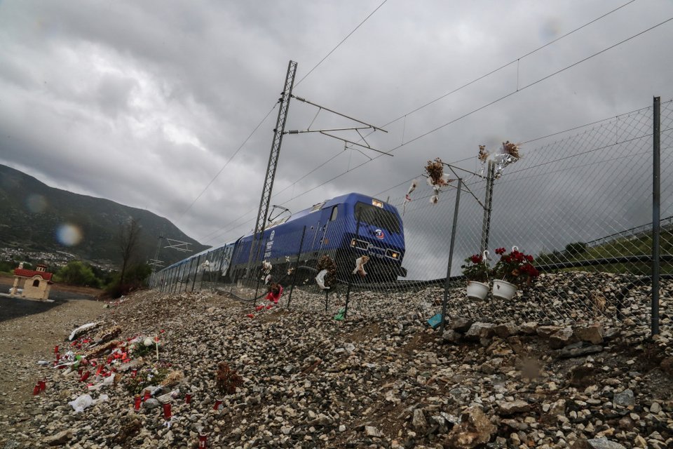 H στιγμή που το Intercity περνάει από το σημείο της τραγωδίας στα Τέμπη / EUROKINISSI