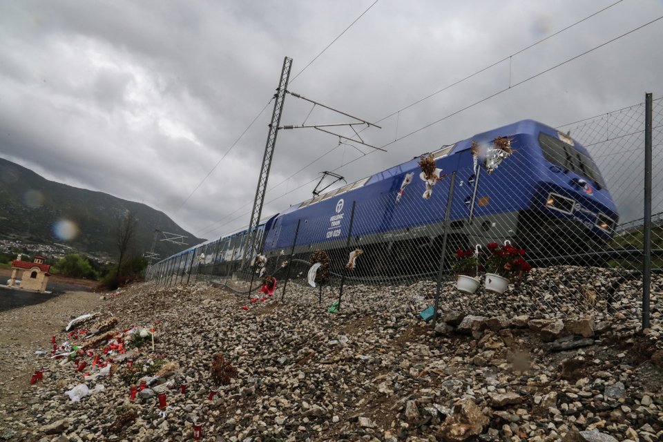 H στιγμή που το Intercity περνάει από το σημείο της τραγωδίας στα Τέμπη / EUROKINISSI