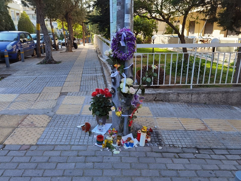 Λουλούδια και κεριά στο σημείο του θανατηφόρου τροχαίου στον Άλιμο / notia.gr