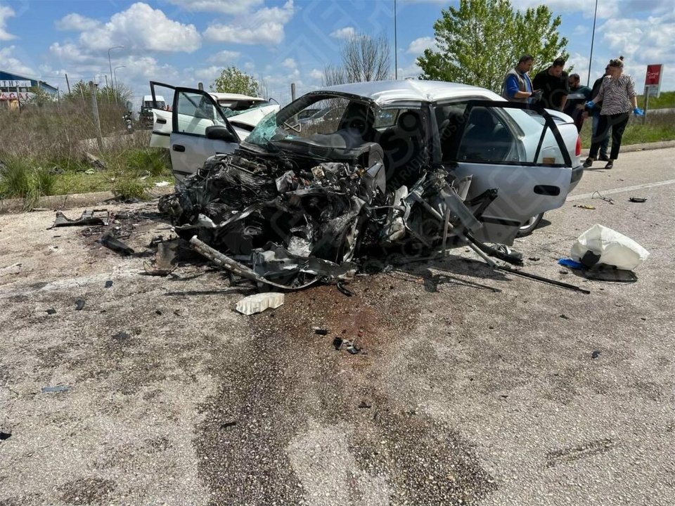 Τα δύο ΙΧ συγκρούστηκαν μετωπικά και μετατράπηκαν σε μια άμορφη μάζα σιδερικών