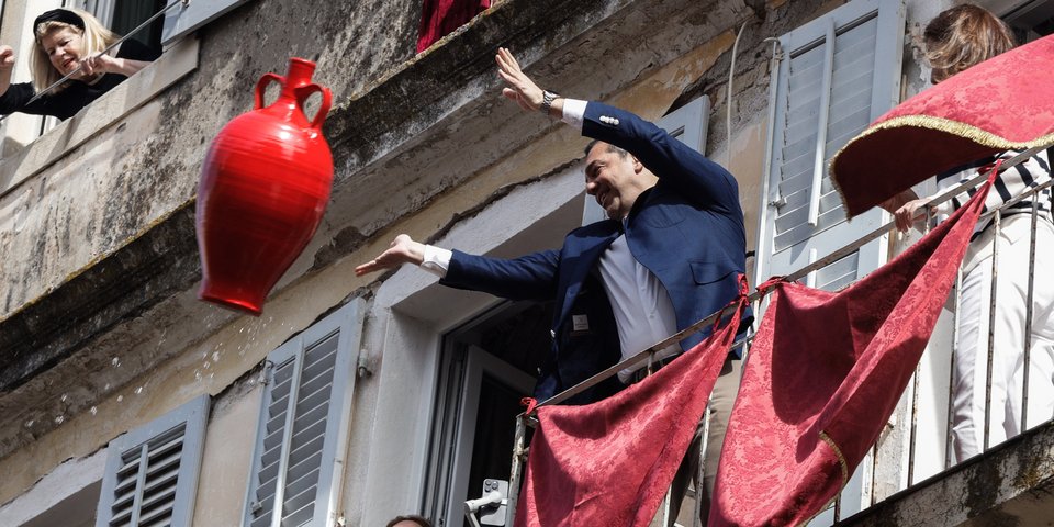 Ο Αλέξης Τσίπρας ακολούθησε το έθιμο