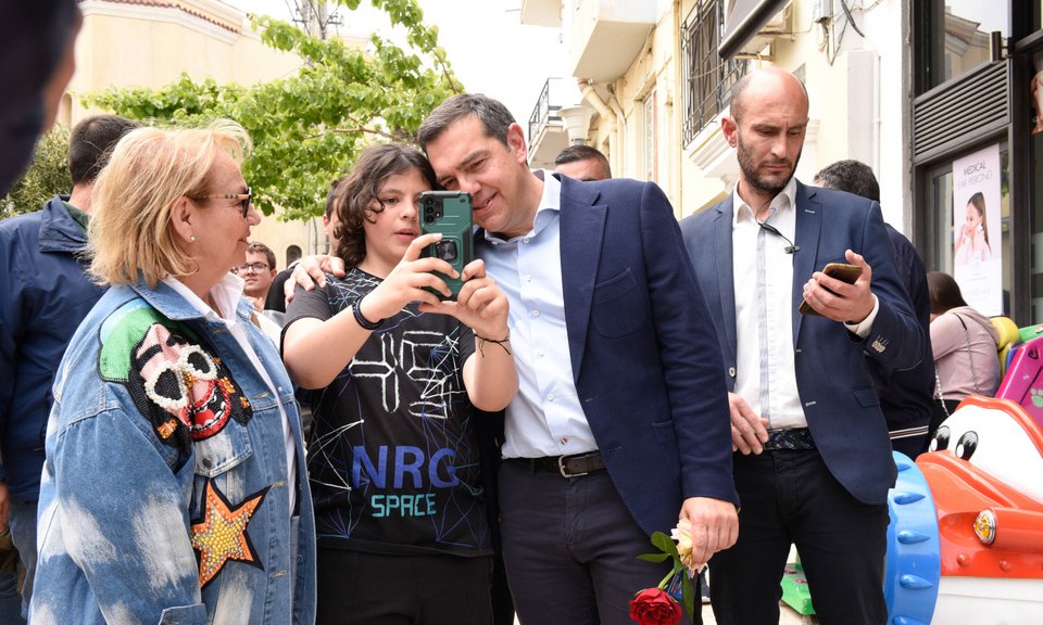 Νεαρός βγάζει φωτογραφία με τον Αλέξη Τσίπρα στο Μενίδι