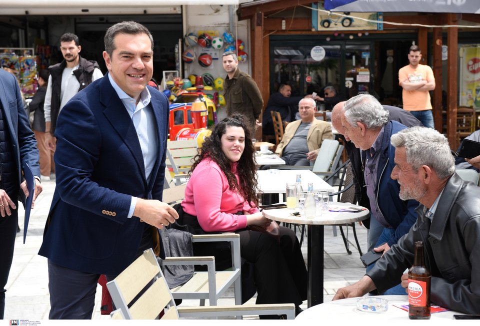 Ο Αλέξης Τσίπρας φτάνει στην κεντρική πλατεία του Μενιδίου