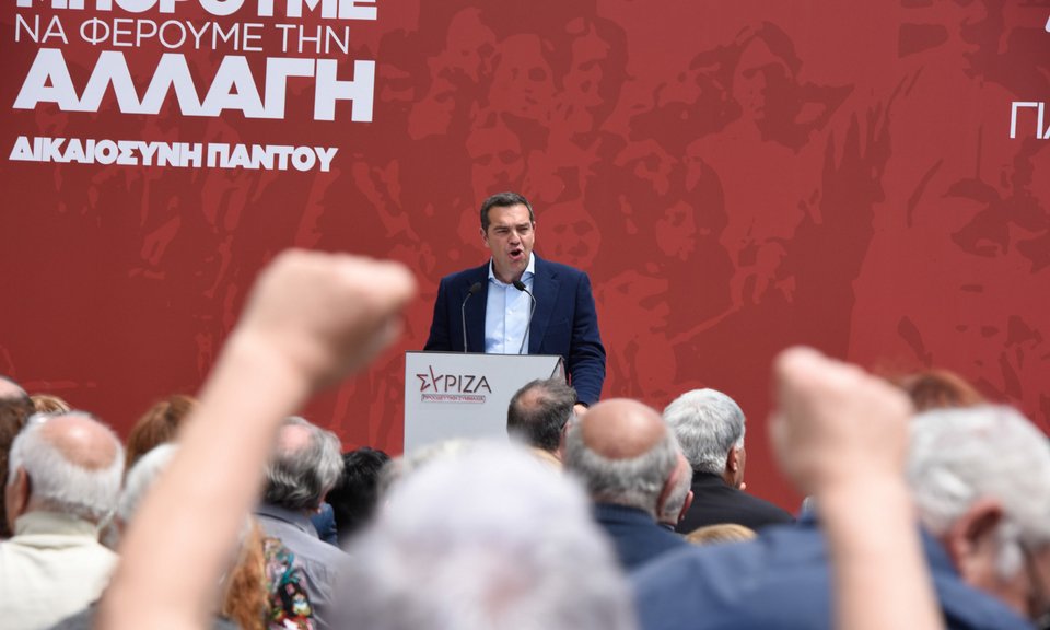 Ο Αλέξης Τσίπρας δίνει ομιλία σε κεντρική πλατεία στο Μενίδι