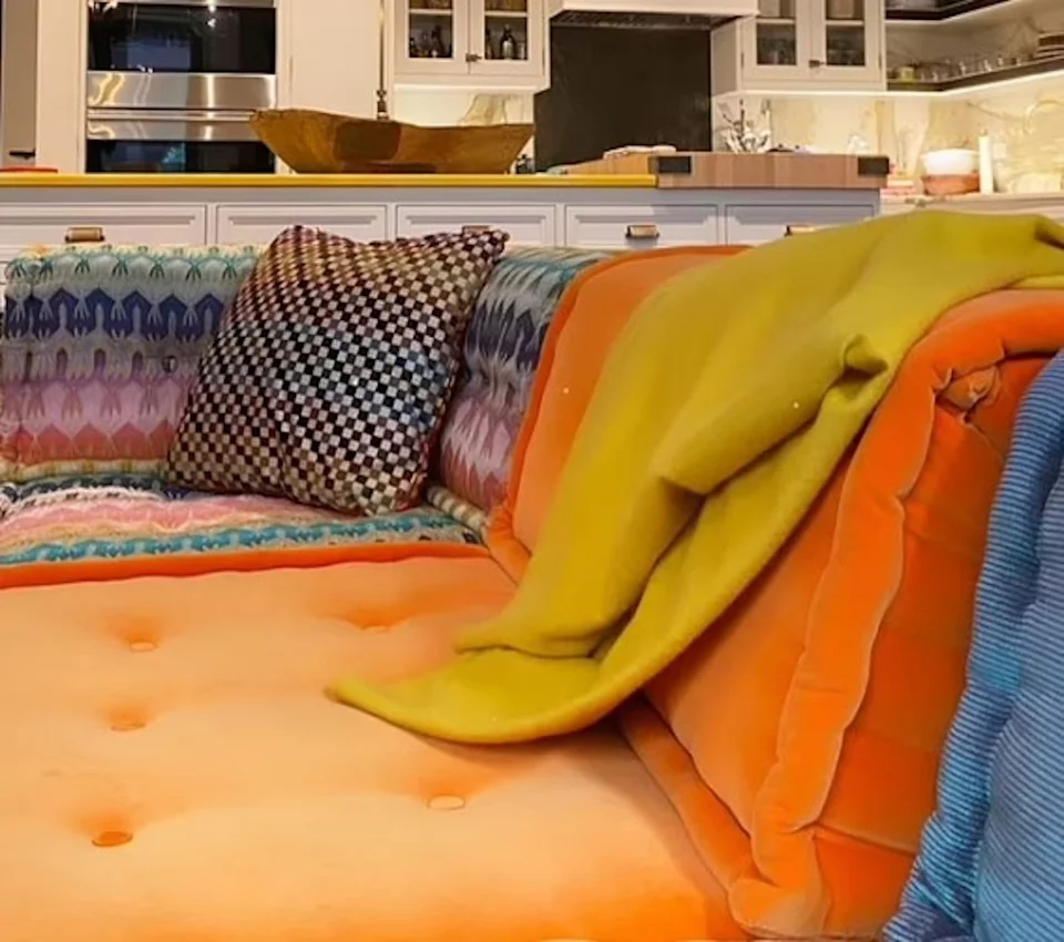 O διάσημος καναπές στο σπίτι της Τζίτζι Χαντίντ