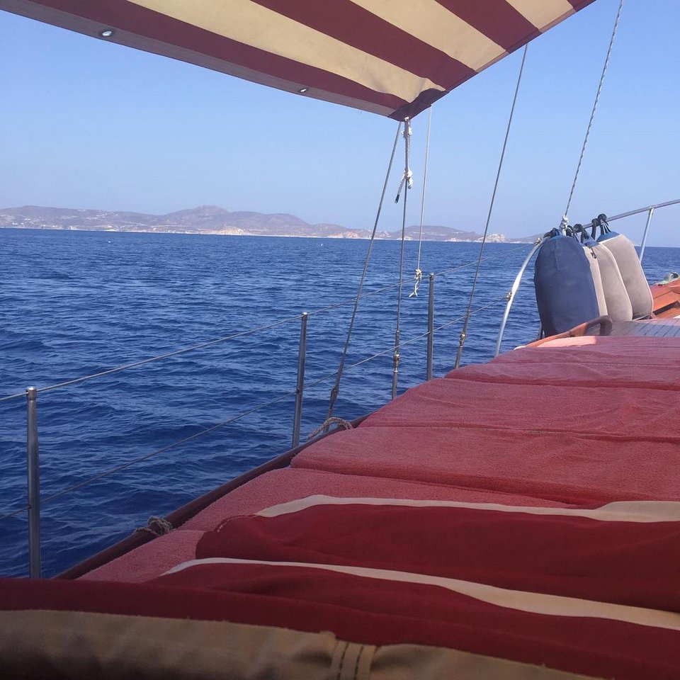 Στιγμές ανεμελιάς στο σκάφος με το οποίο ο John Stefanidis κάνει μικρές κρουαζιέρες στα γύρω νησάκια της Πάτμου / Φωτογραφία: johnstefanidis/Instagram