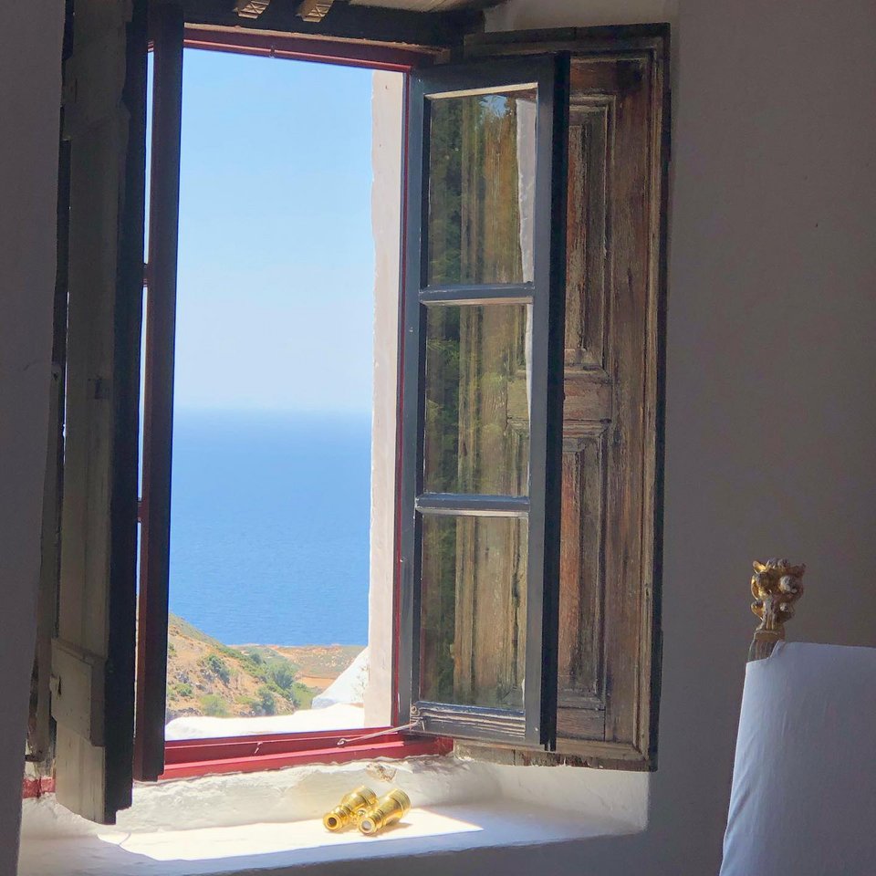 Η θέα στη θάλασσα χαρίζει ευεξία στο υπνοδωμάτιο / Φωτογραφία: johnstefanidis/Instagram