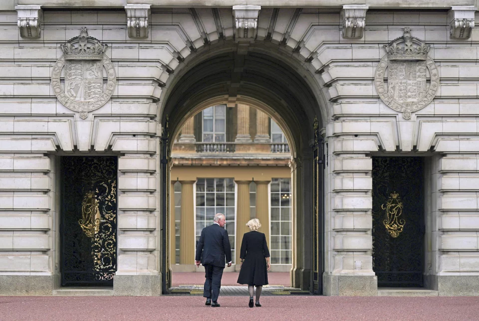 Ο βασιλιάς Κάρολος και η βασίλισσα Καμίλα στην είσοδο του παλατιού του Μπάκιγχαμ