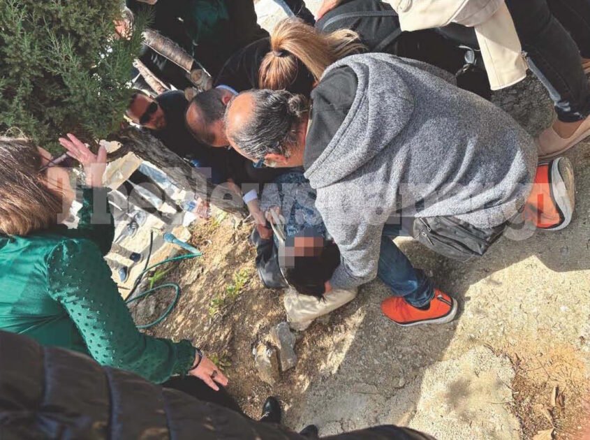 Βουλευτής της ΝΔ παρείχε πρώτες βοήθειες σε ηλικιωμένη που κατέρρευσε στον Επιτάφιο στον Βόλο