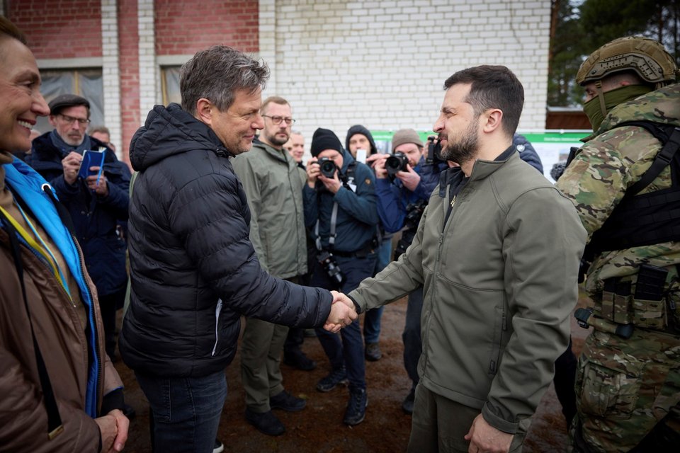Ο Ουκρανός πρόεδρος Βολοντίμιρ Ζελένσκι με τον Γερμανό υπουργό Οικονομίας και Κλίματος Ρόμπερτ Χάμπεκ