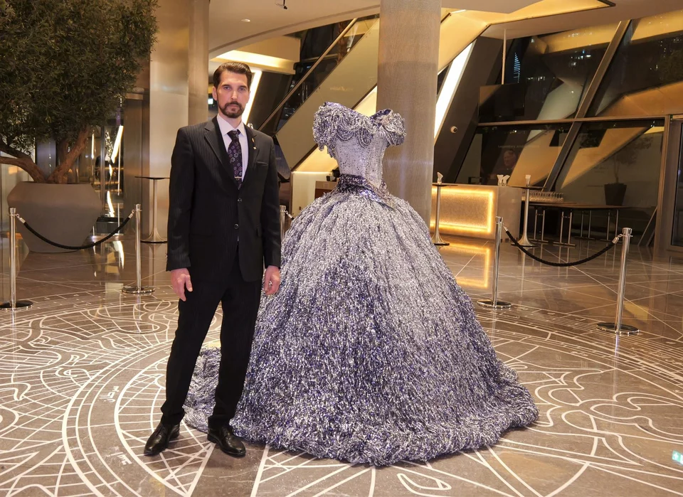 Ο Νίκος Φλώρος δίπλα στη δημιουργία του