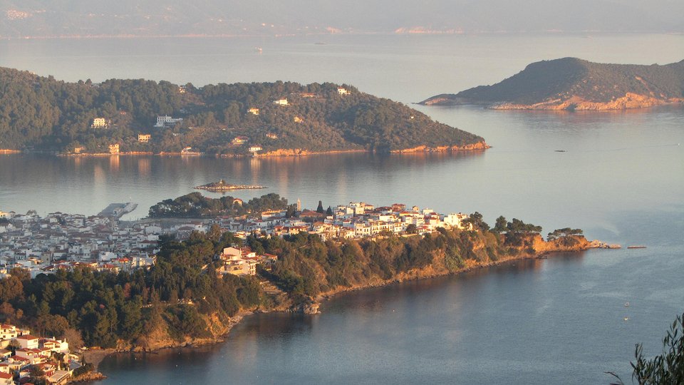 Την Πρωτομαγιά, ημέρα που επίσημα ξεκινά η τουριστική σεζόν, στη Σκιάθο είχαν ανοίξει όλα τα μεγάλα ξενοδοχεία του νησιού