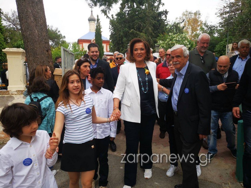 Συνοδευόμενη από τα εγγόνια της, οικογένεια και φίλους, η Ντόρα Μπακογιάννη