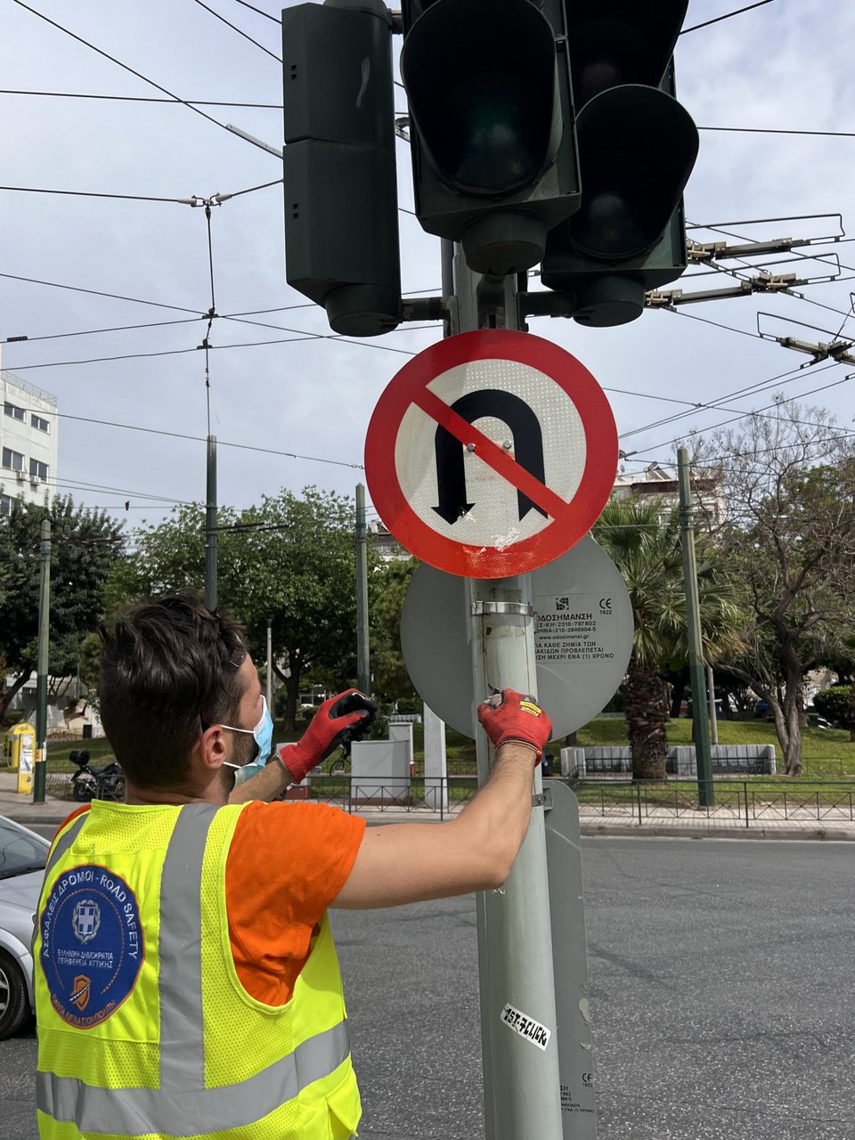 Ήδη έχουν καθαριστεί περίπου 2.200 πινακίδες σήμανσης στην οδό Πειραιώς και στις λεωφόρους Ποσειδώνος, Βουλιαγμένης, Κηφισίας και Αθηνών