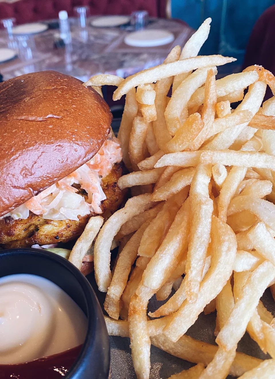 Οι French fries είναι χρυσαφένιες και φυσικά κομμένες στο χέρι