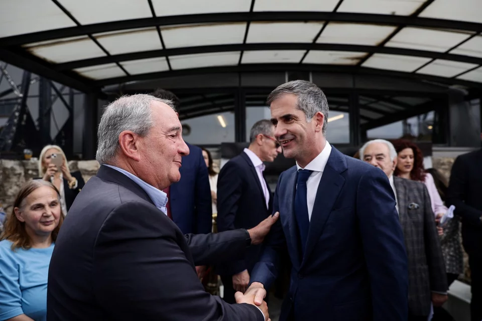 Ο Κώστας Καραμανλής με τον Κώστα Μπακογιάννη έξω από το αμφιθέατρο