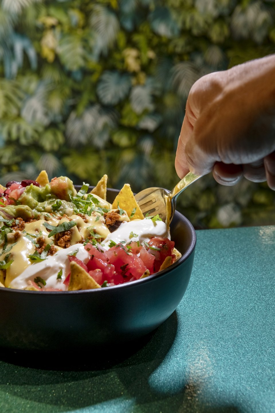 Το καταπληκτικό ορεκτικό Mexha's Nachos με chilli con carne γουακαμόλε, pico de gallo, sour cream, κόκκινα φασόλια και κρέμα τσένταρ.