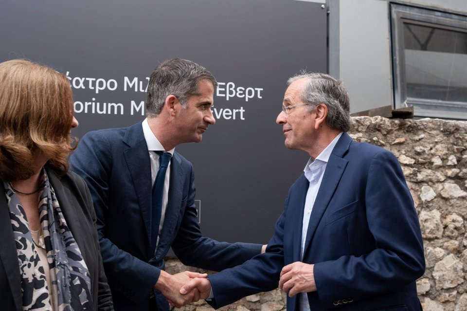 Ο Κώστας Μπακογιάννης σε χειραψία με τον Αντώνη Σαμαρά