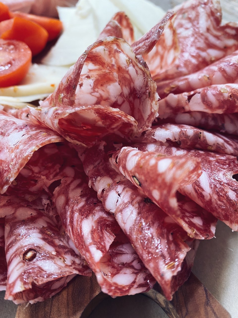 Σαλάμι με φινόκιο. Εκτός από γεύση έχει και φοβερό άρωμα / Φωτογραφία: Μάνος Λειβαδάρος/iefimerida