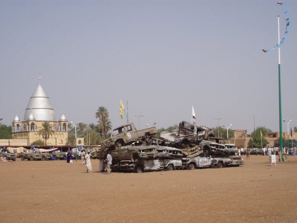 H κυβέρνηση του Μπεσίρ έκανε έκθεση των όπλων που πιάστηκαν και των αρμάτων που καταστράφηκαν