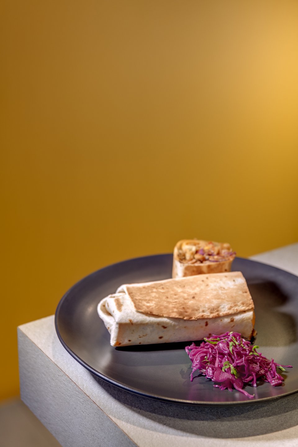 Το πλούσιο burrito είναι ένα πιάτο που πρέπει οπωσδήποτε να δοκιμάσετε στο Mexha.