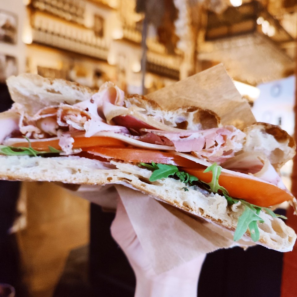 Η ζεστή φοκάτσια κάνει το άρωμα των αλλαντικών και των τυριών να αναδύεται περισσότερο και πολλαπλασιάζει τη γεύση τους. 