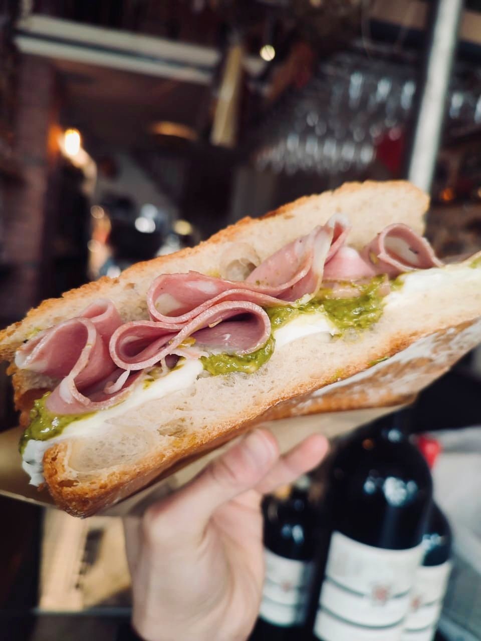 Μορταδέλα με φιστίκι και πέστο σε ζεστή φοκάτσια. 