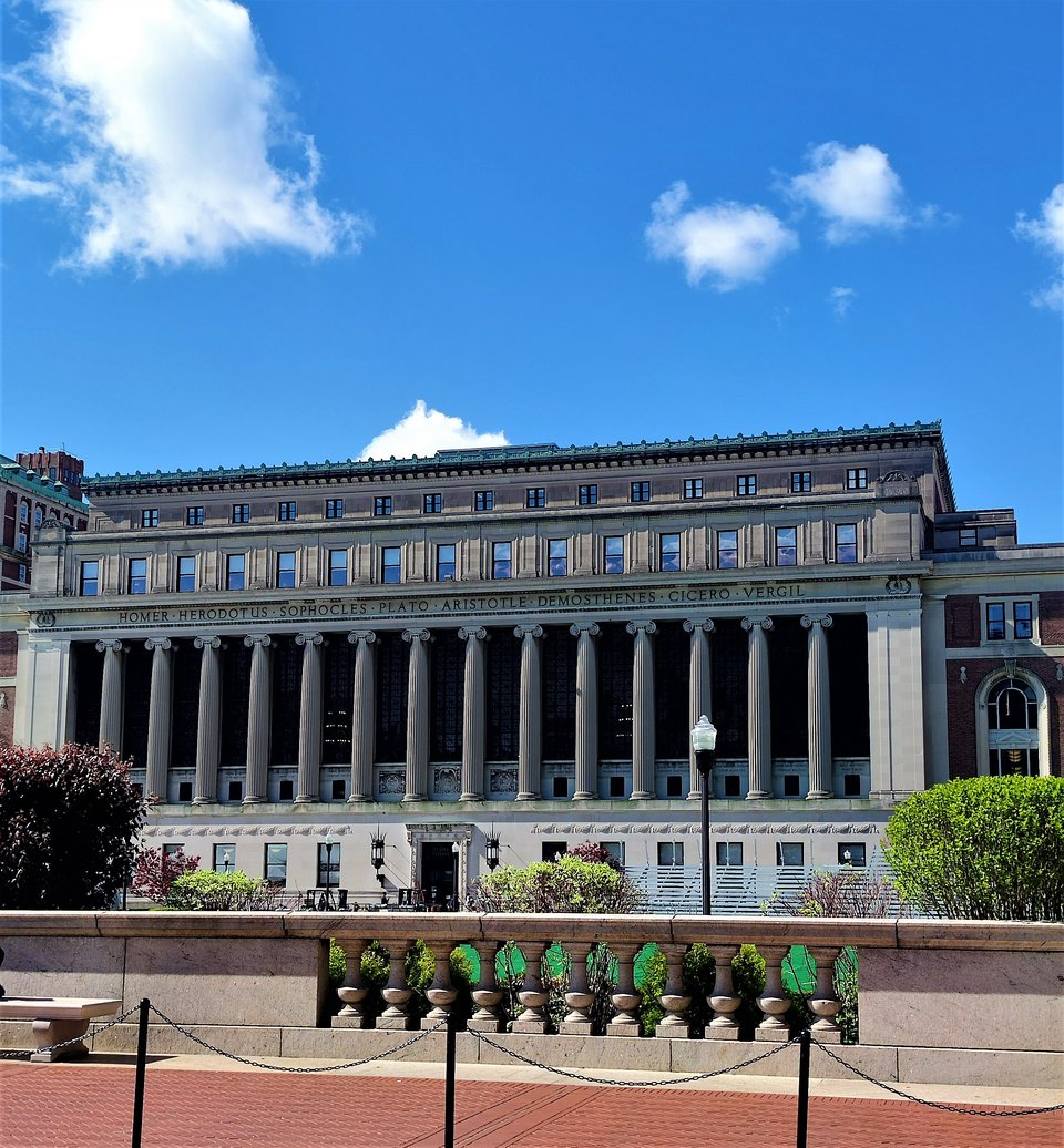 Η Βιβλιοθήκη του Πανεπιστημίου Columbia με τα ονόματα των Ελληνων αρχαίων συγγραφέων.Η φοιτητική και όχι μόνο κοινότητα διαμαρτύρεται για την πληρη απουσία γυναικείων ονομάτων και σε μια ακτιβιστική δράση ανέβασαν πρόσφατα ένα μπάνερ με γυναίκες συγγραφείς / iefimerida