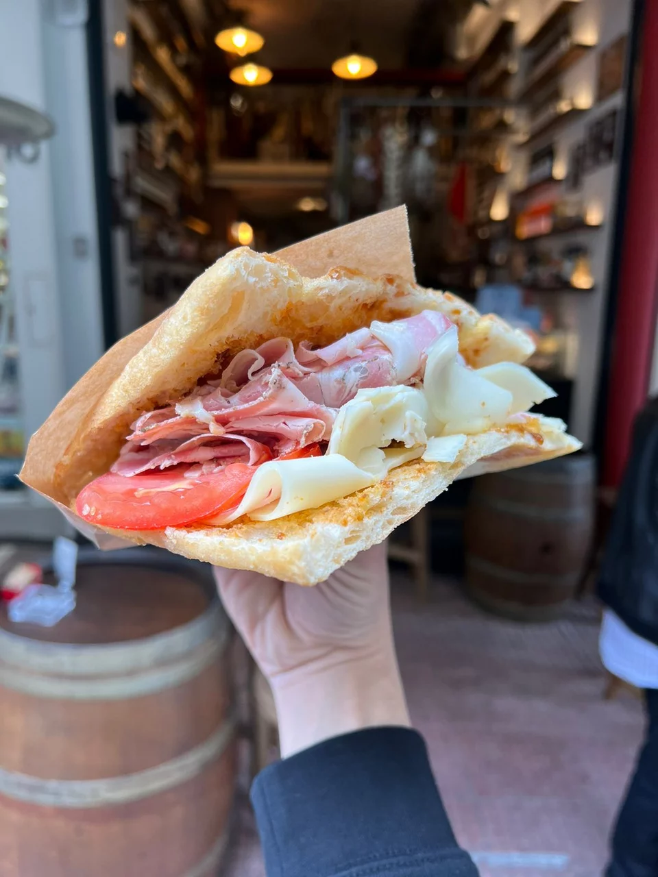 Στα πανίνο του Bottega di Rino το τυρί και το αλλαντικό είναι ο βασιλιάς.