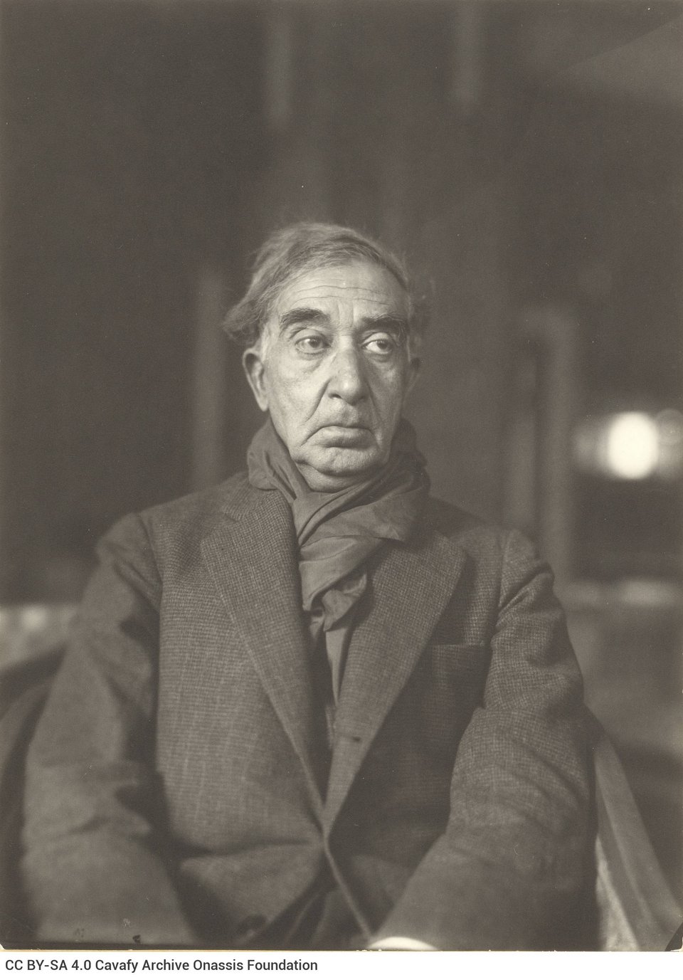 Αθήνα, 1932, ο Κ.Π.Καβάφης έχει ήδη υποβληθεί σε τραχειοστομία. Φωτογραφίζεται στο στούντιο του γλύπτη Μιχάλη Τόμπρου.