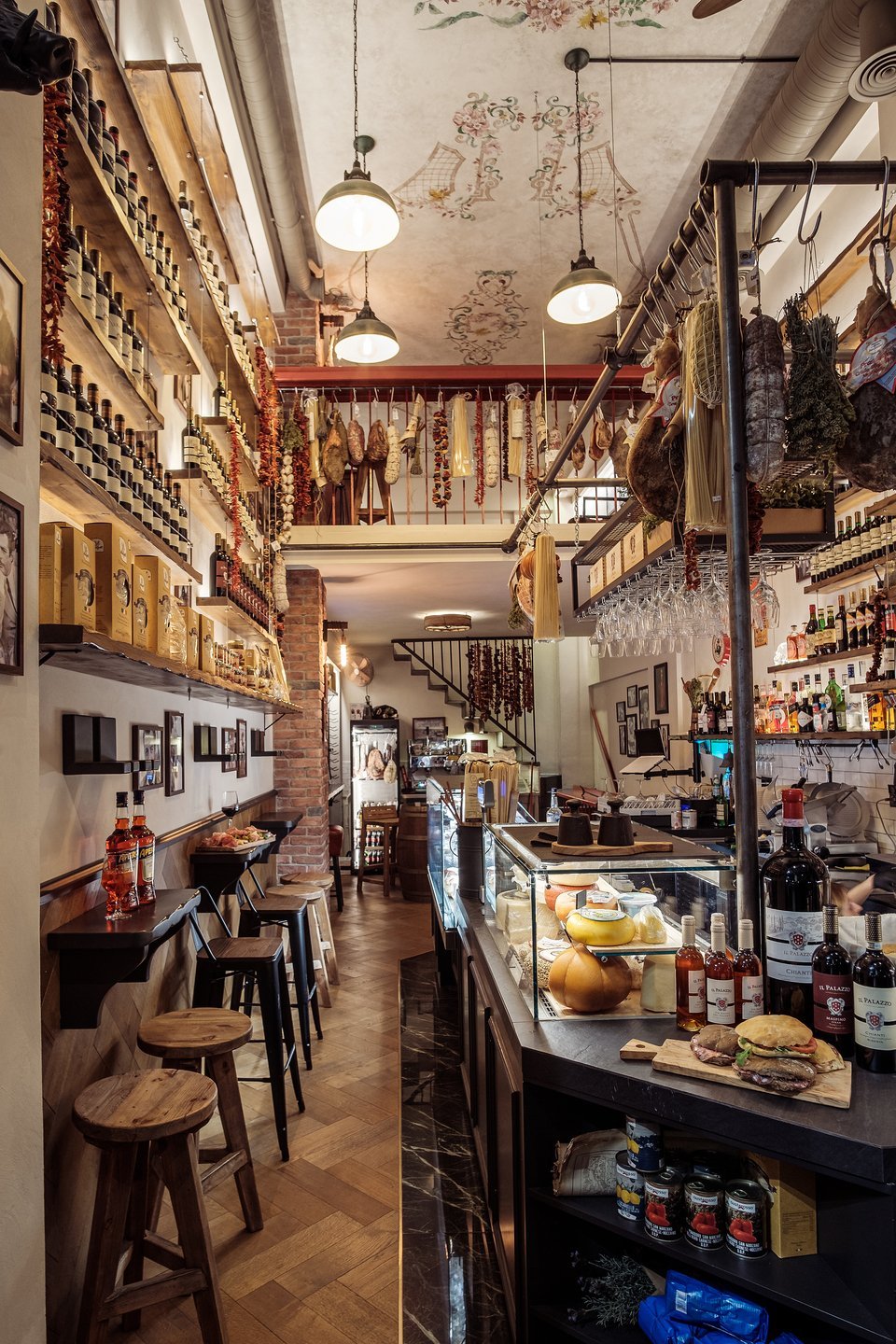 Το Bottega di Rino λατρεύει τον ιταλικό κινηματογράφο. Οι τοίχοι του είναι στολισμένοι με κάρδα που έχουν φωτογραφίες Ιταλών σταρ του σινεμά.