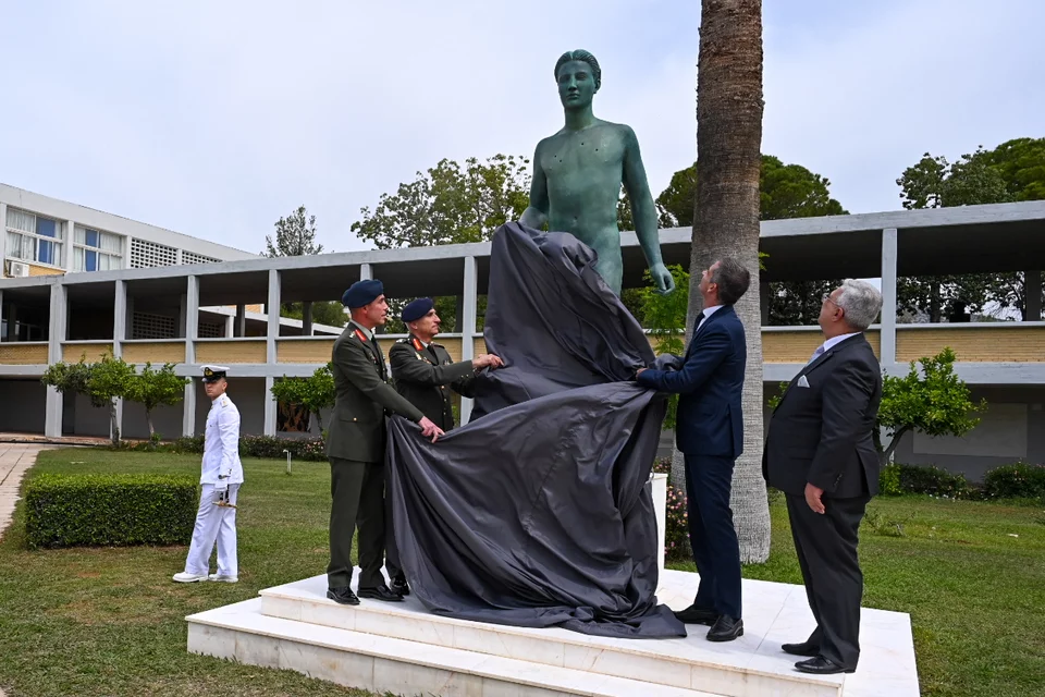 Τα αποκαλυπτήρια του αγάλματος