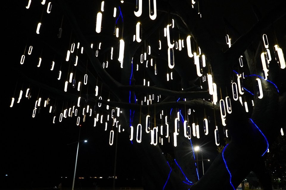 «Άνθισε» το φωτοβολταϊκό δέντρο στη Νέα Παραλία