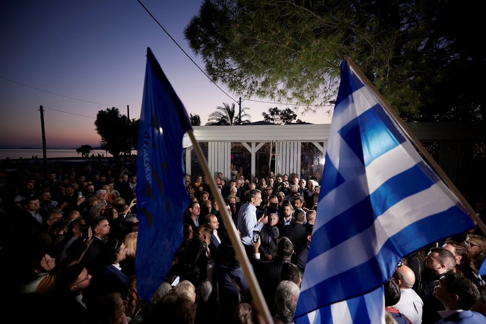 Θερμή υποδοχή φίλων της ΝΔ στον πρωθυπουργό, σε χαιρετισμό που απηύθυνε στην Ελευσίνα
