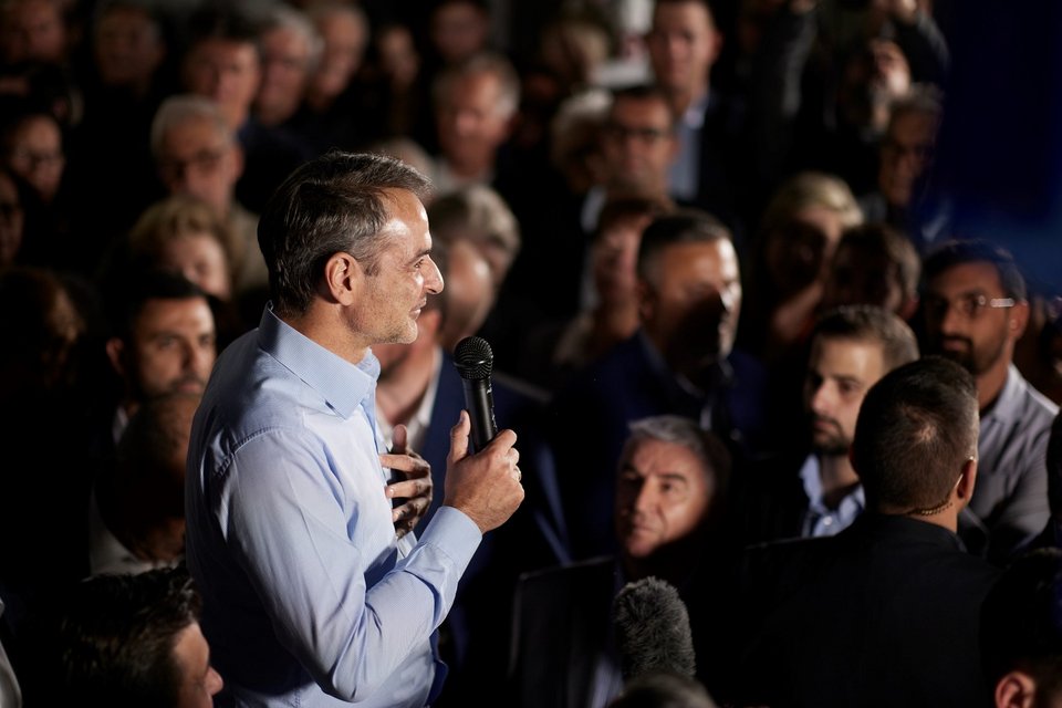 Ο πρωθυπουργός απευθύνει χαιρετισμό στους πολίτες της Ελευσίνας / Φωτογραφία: Παπαμήτσος Δημήρτρης