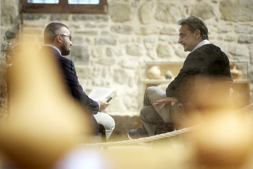 Ο πρωθυπουργός σε συνέντευξη που παραχώρησε στην LiFO και τον δημοσιογράφο Γιάννη Πανταζόπουλο / Φωτογραφία: Γ.Τ Πρωθυπουργού ΠΑΠΑΜΗΤΣΟΣ ΔΗΜΗΤΡΗΣ