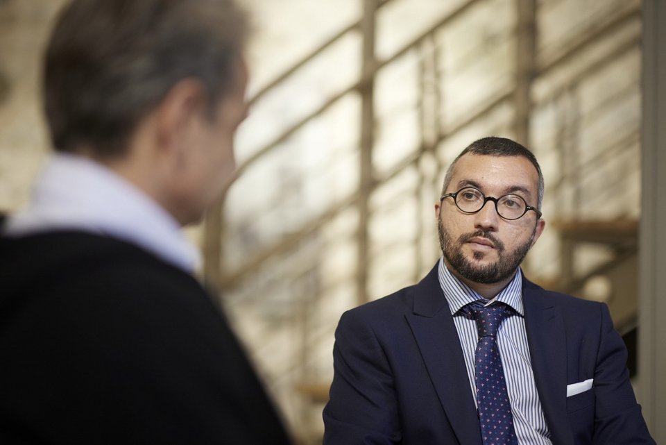Ο πρωθυπουργός σε συνέντευξη που παραχώρησε στην LiFO και τον δημοσιογράφο Γιάννη Πανταζόπουλο / Φωτογραφία: Γ.Τ Πρωθυπουργού ΠΑΠΑΜΗΤΣΟΣ ΔΗΜΗΤΡΗΣ