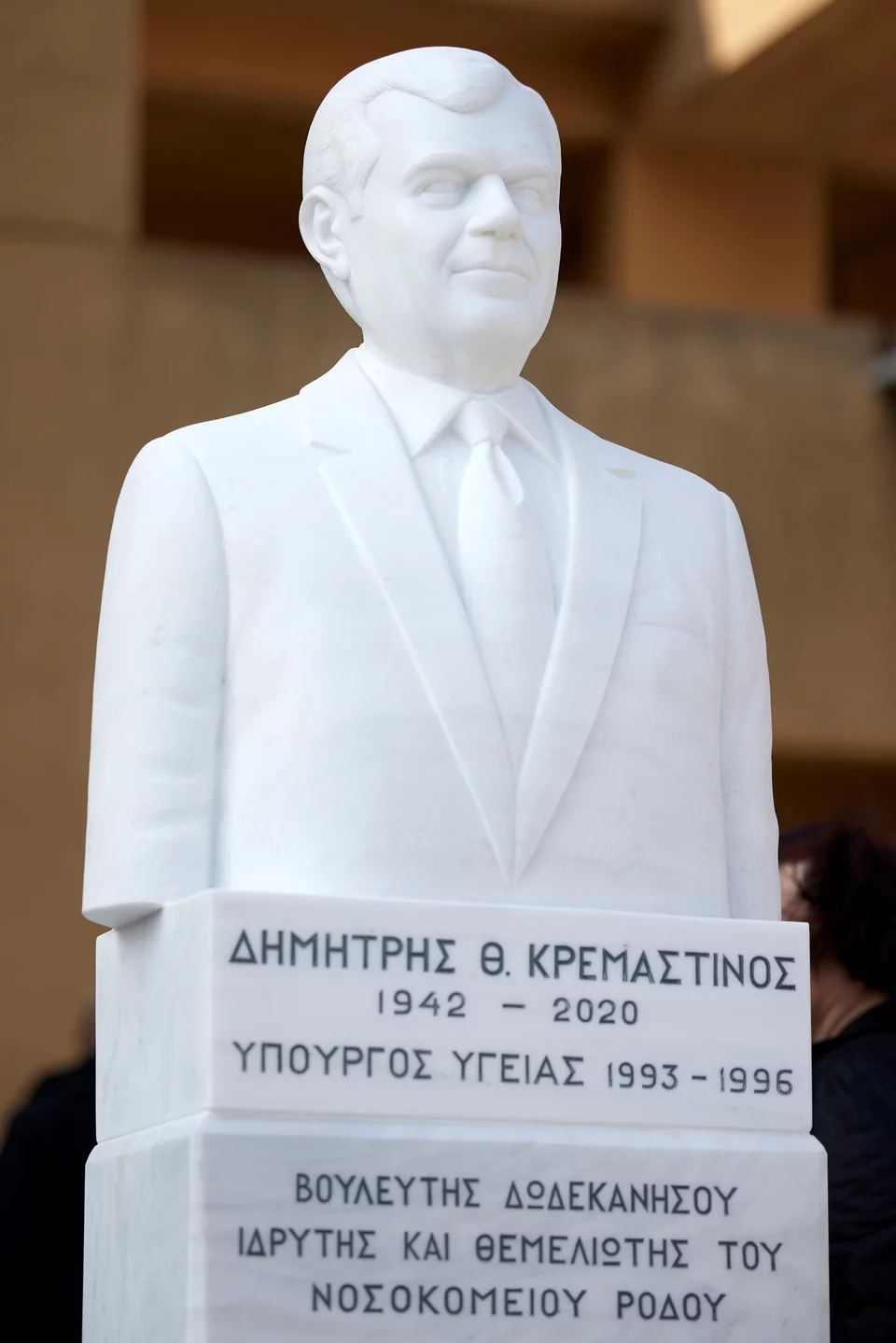 Η προτομή του αείμνηστου Δημήτρη Κρεμαστινού στο Γενικό Νοσοκομείο της Ρόδου