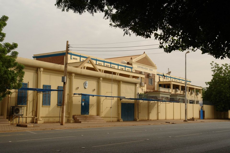 Φωτογραφία του σχολείου και της ελληνικής πρεσβείας πάνω στον κεντρικό δρόμο του Χαρτούμ, τη Λεωφόρο Δημοκρατίας