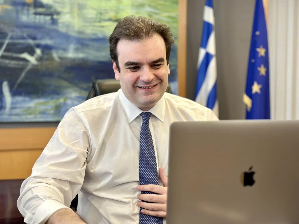  Ηδη έχω κάτι στα σκαριά ένα βιβλίο, στο πλαίσιο της στενής εμπειρίας που είχαμε στο υπουργείο και τα μαθήματα που πήραμε.&nbsp; 